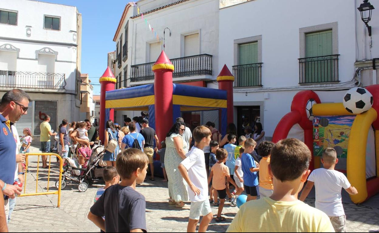 Durante toda la mañana se acercaron gran número de niños con sus padres. 
