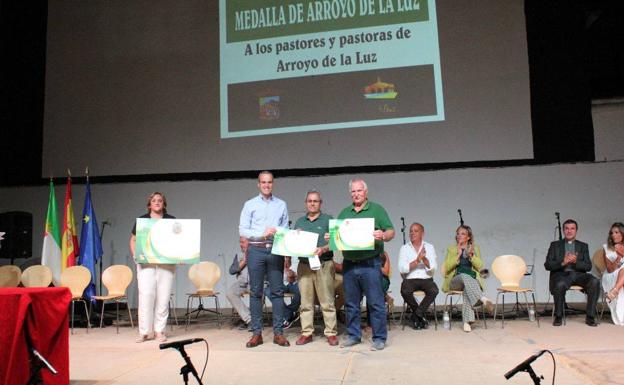 Imagen principal - Recogida de la medalla para los pastores. 