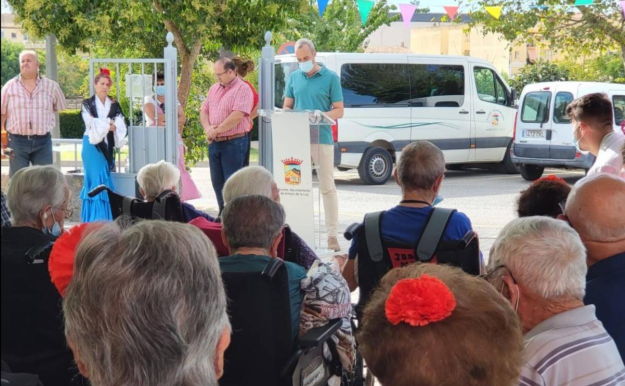 El alcalde arroyano, Carlos Caro, abrió el Festiva Resi con el pregón. 
