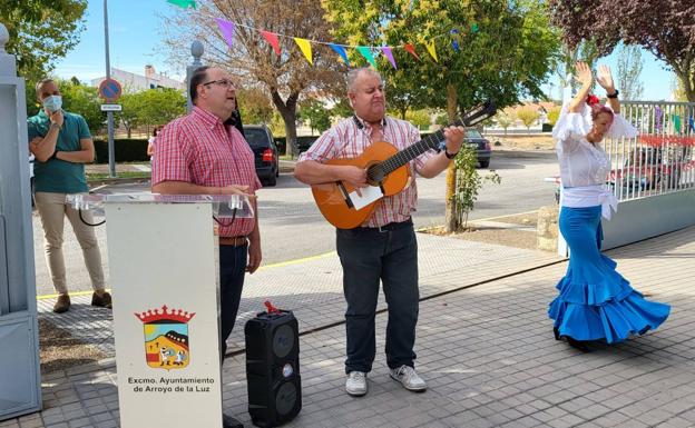 Imagen principal - Los mayores han disfrutado de la Feria de Septiembre con el Festiva Resi 2022