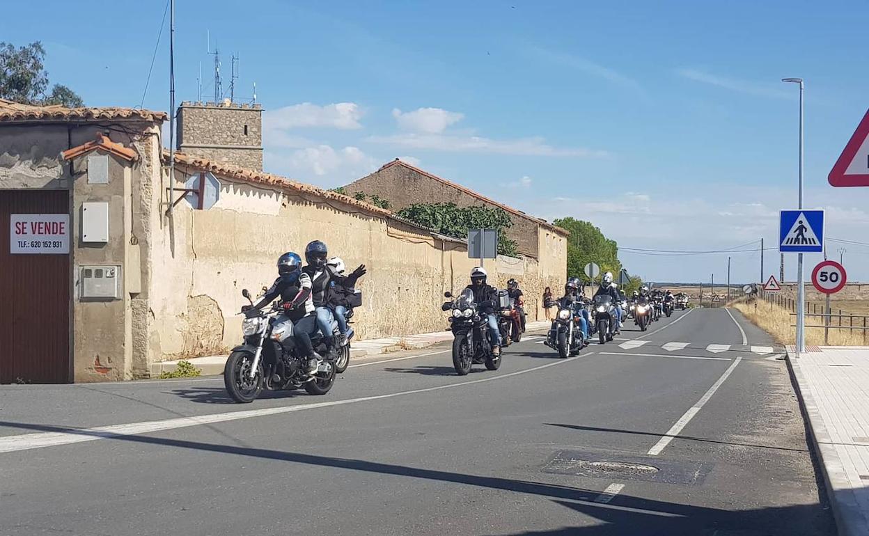 Un gran número de motos rugieron por las calles de Arroyo de la luz