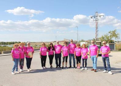 Imagen secundaria 1 - Numerosas personas participaron en la Marcha Rosa de Arroyo de la Luz