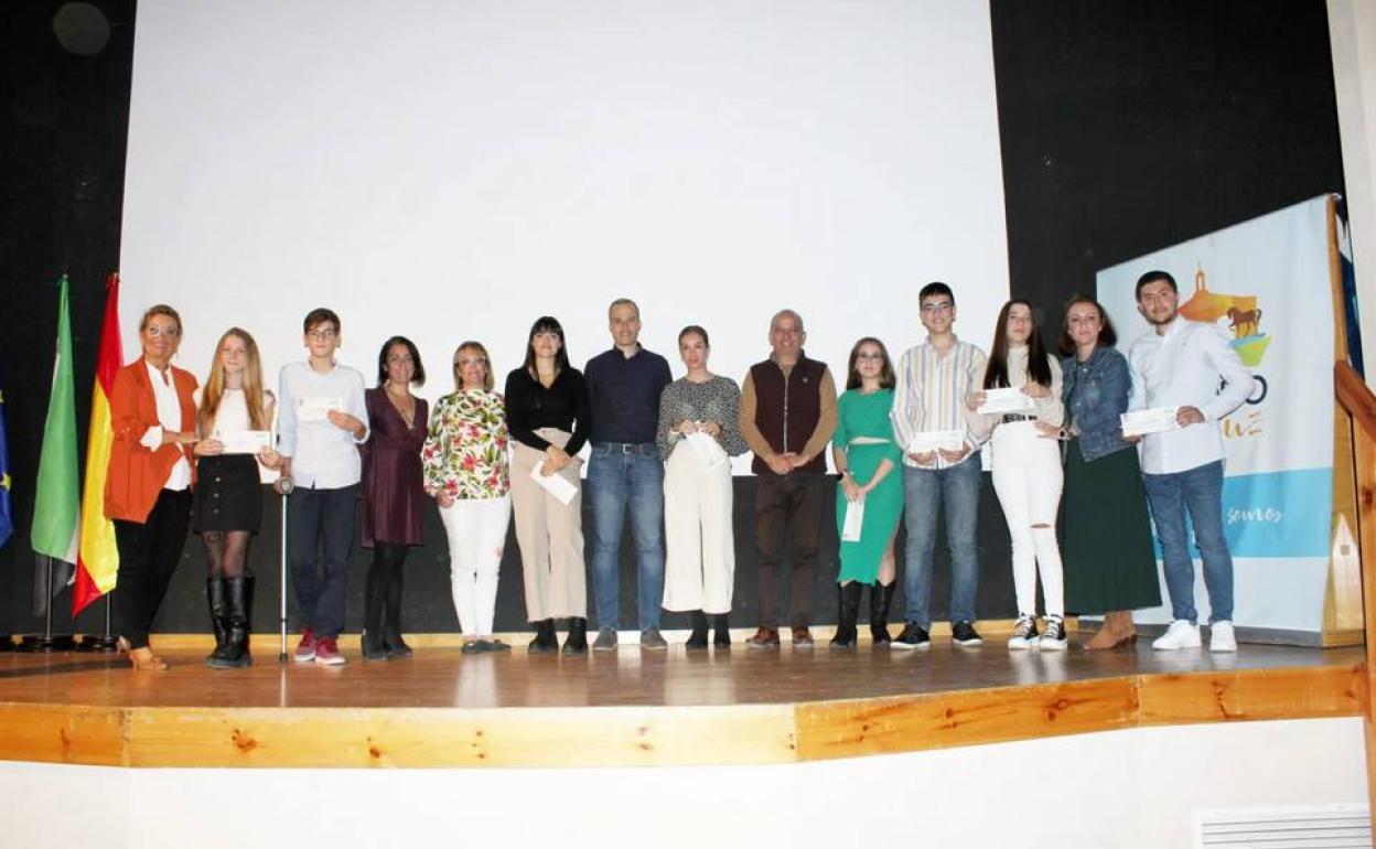 Premiados junto a las autoridades de los centros y del Ayuntamiento. 