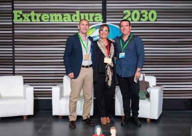 Imagen secundaria 1 - Arriba, momento de la ponencia de Nina Bañegil. Debajo, equipo directivo y Nina Bañegil, directora del centro, junto a la mascota el Congreso. 