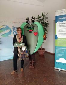 Imagen secundaria 2 - Arriba, momento de la ponencia de Nina Bañegil. Debajo, equipo directivo y Nina Bañegil, directora del centro, junto a la mascota el Congreso. 