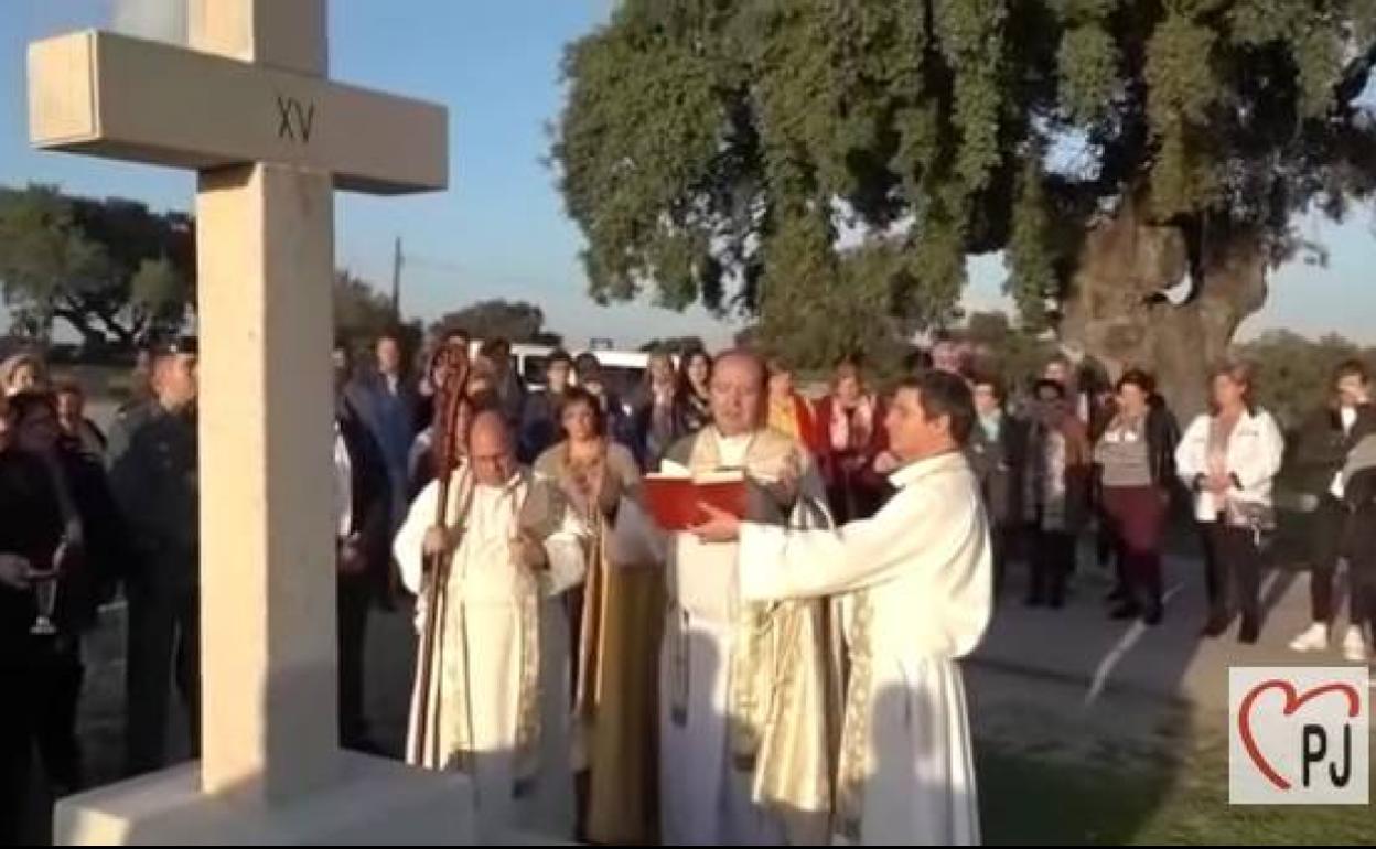 Inaugurado y bendecido el Viacrucis-Vialucis arroyano por el Sr. Obispo D. Jesús Pulido Arriero