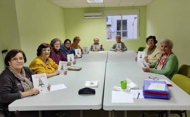Imagen principal - El Plan de Fomento de la Lectura de Extremadura presta al Club de Lectura Fácil arroyano una adaptación de &#039;El Principito&#039;