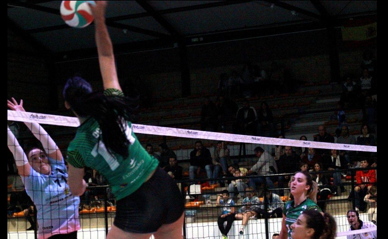 Juliana Ocaña ataca por zona '4' en un espectacular escorzo. 