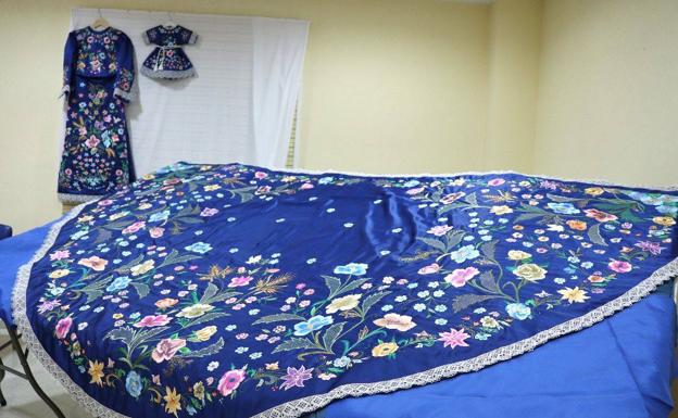 Imagen principal - Manto, corpiño, saya y vestido para el niño Jesús. 