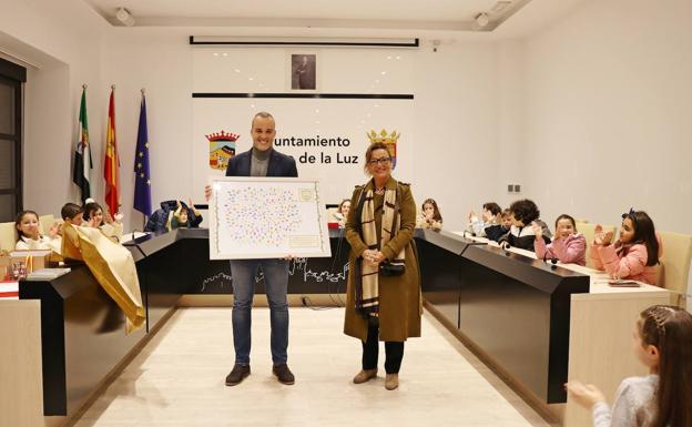 Imagen principal - La directora del centro, Niña Bañegil, haciendo entrega del cuadro al alcalde. 