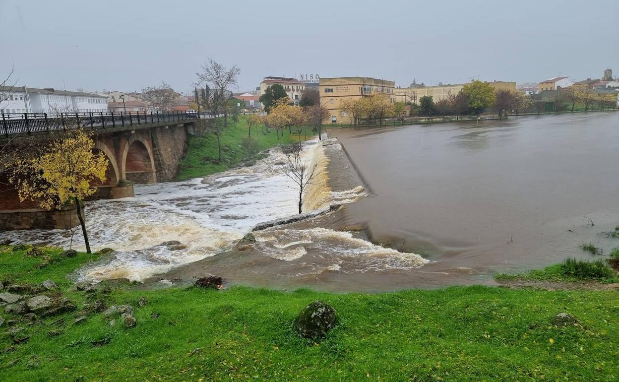 El rio Pontones con gran caudal tras las últimas lluvias. 