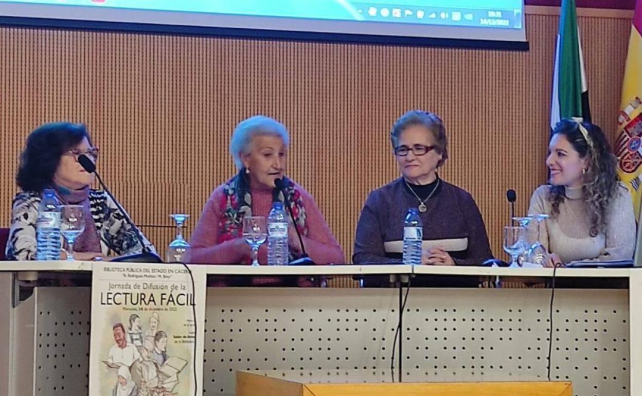 Mesa redonda del Club de Fácil Lectura de Arroyo de la Luz. 