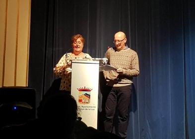 Imagen secundaria 1 - Arriba, Carlos Caro, alcalde arroyano junto a Mª Inmaculada Blázquez, técnico de ADMO. Debajo, presentadores de la gala.
