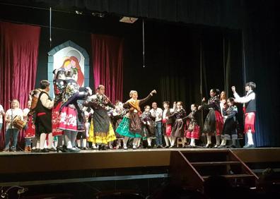 Imagen secundaria 1 - Arriba Rondalla del Harriero y debajo uno de los grupos de su Escuela de Baile.