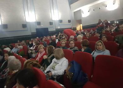 Imagen secundaria 1 - Un año más, el Cine-Teatro se llenó durante la Gala Solidaria. 