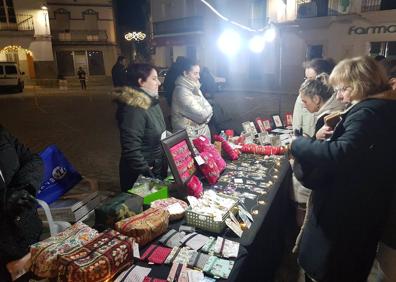 Imagen secundaria 1 - El Mercado Navideño llenó la Plaza de la Constitución
