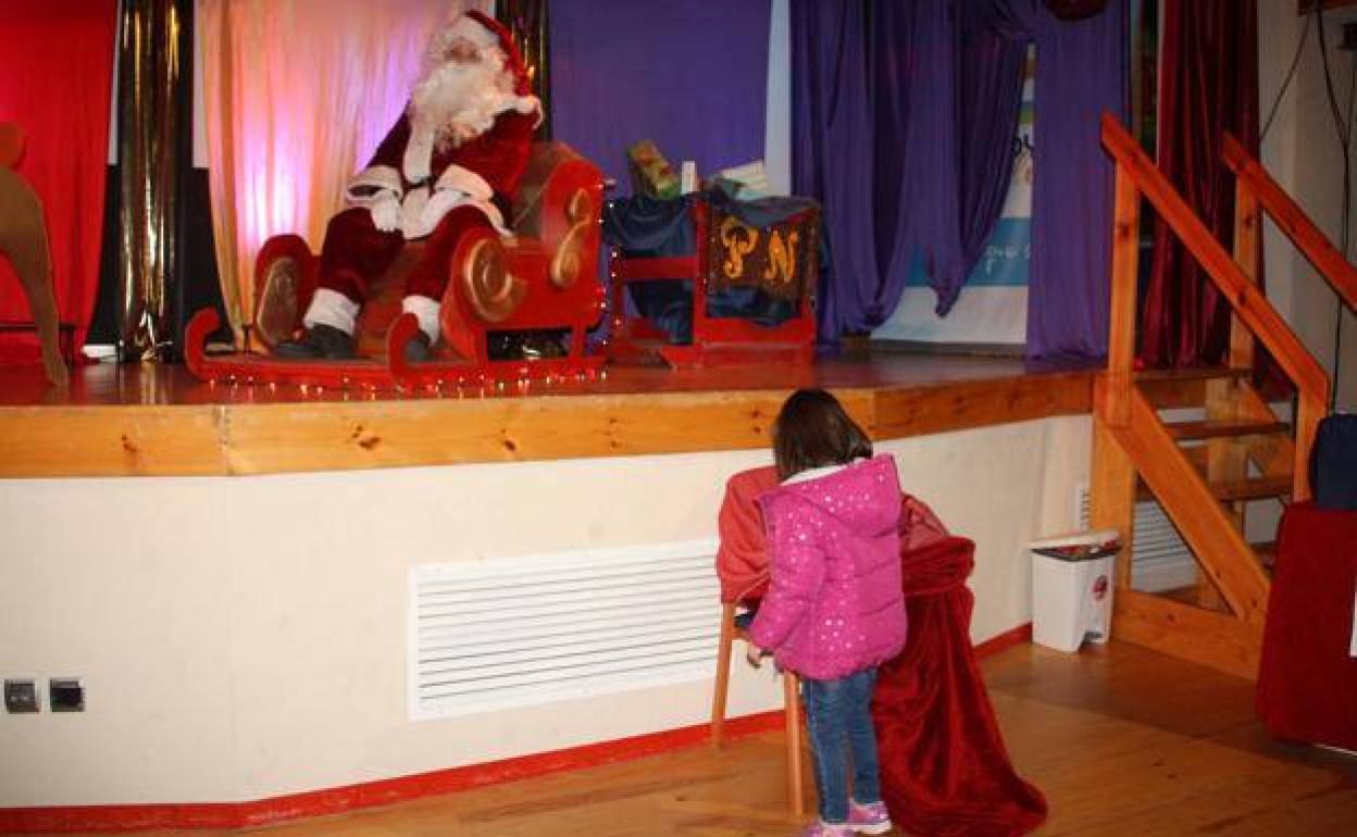 Una pequeña entregando su carta a Papá Noel el pasado año. 