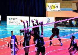 Javiera Plasencia y Raquel del Álamo, en una acción de bloqueo.