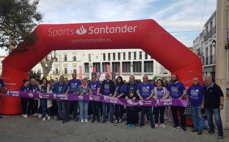 Imagen principal - Fotografía antes de comenzar la carrera y taller de calentamiento. A. I. P.