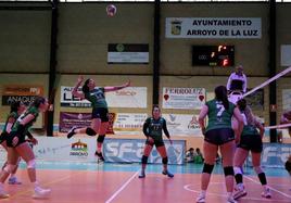 Juliana Ocaña ataca una 'pai' en el transcurso del partido.