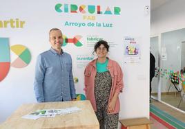 Carlos Caro, alcalde de Arroyo de la Luz, visita las nuevas instalaciones de la oficina Acelra Pyme Rural.