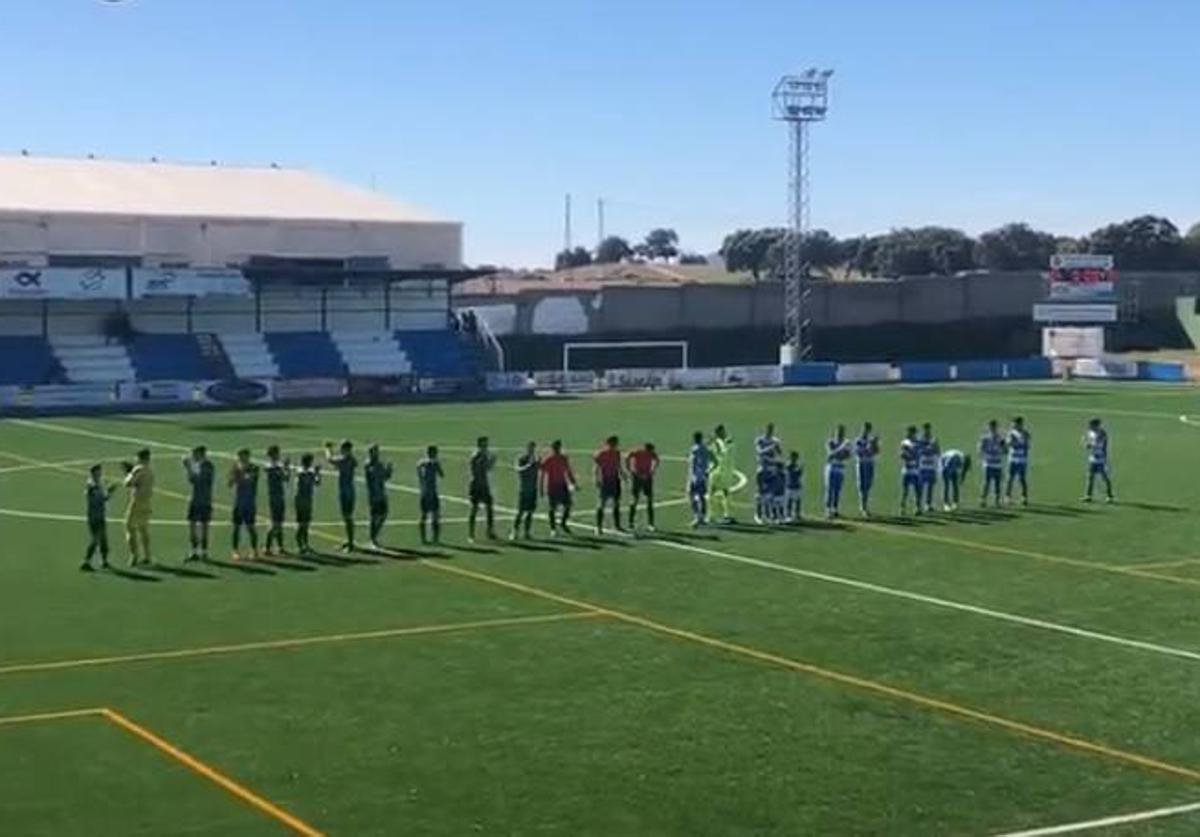 Los equipos saltan al terreno de juego.