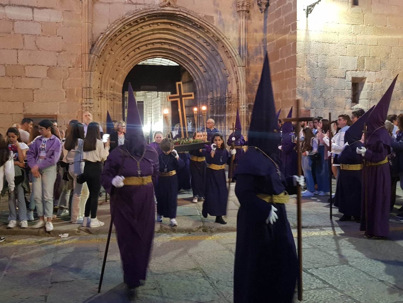 Imagen principal - Arroyo vivió con emoción el Jueves Santo