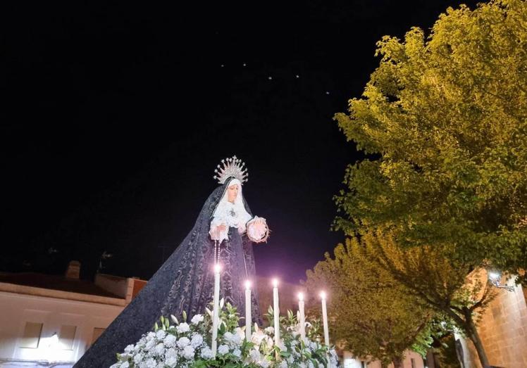 Imagen principal - Arroyo vivió con emoción el Jueves Santo