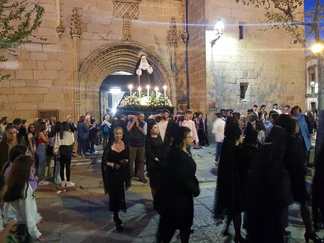 Imagen principal - La Virgen Dolorosa con las matillas precediéndola y penitentes descalzas tras ella.