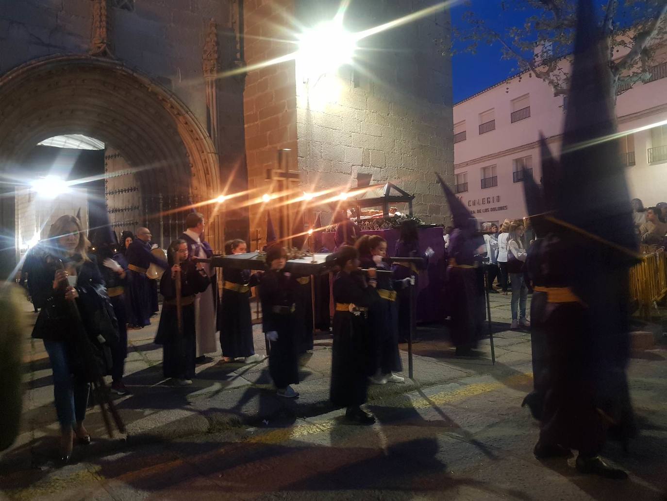 Imagen principal - Emoción y recogimiento en el Viernes Santo de Arroyo de la Luz