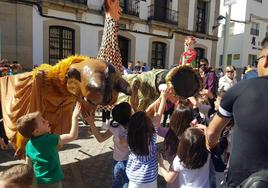 Un grupo de pequeños valientes se atreven a tocar a los gigantes.