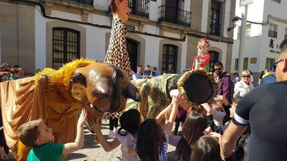 Arroyo de la Luz mantiene vivos sus tradicionales desfiles de Gigantes y Cabezudos
