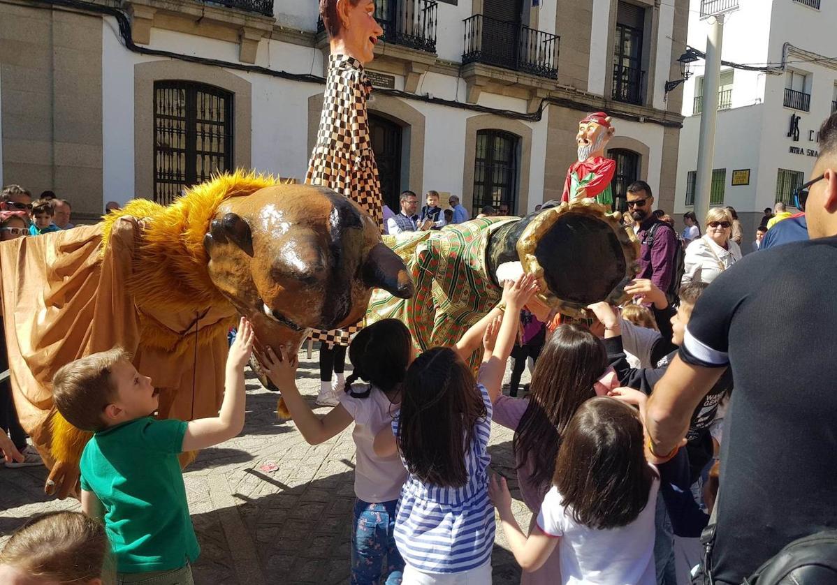 Un grupo de pequeños valientes se atreven a tocar a los gigantes.