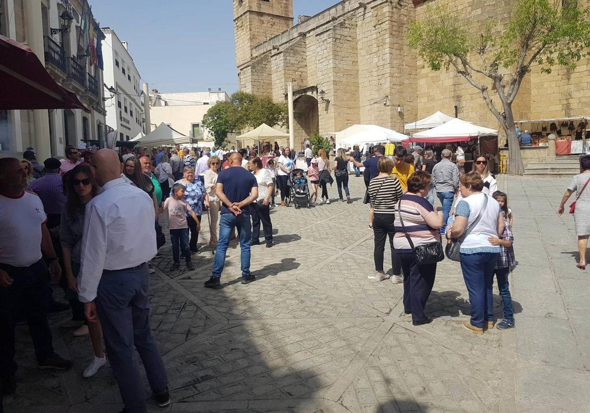 Gran número de vecinos y visitantes se acercaron a pasear entre los puestos de la Feria de Artesanía.