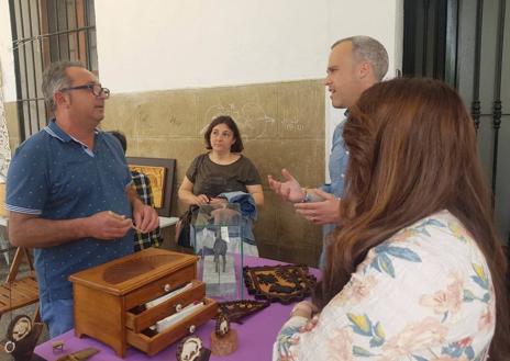Imagen secundaria 1 - El alcalde de la localidad, Carlos Caro, también estuvo hablando con los artesanos de la feria. 