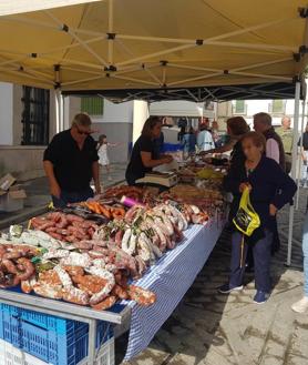 Imagen secundaria 2 - El alcalde de la localidad, Carlos Caro, también estuvo hablando con los artesanos de la feria. 