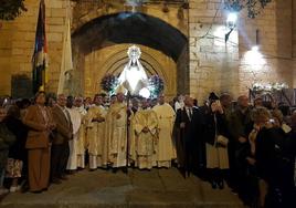 Llegada de la Virgen a las puertas de la iglesia de Ntra. Sra. de la Asunción.