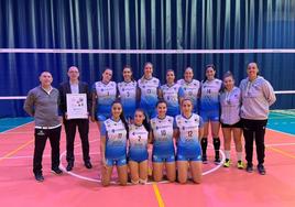 Plantilla del Extremadura Arroyo junto al CEO de Extremadura New Energies, Ramón Jiménez.