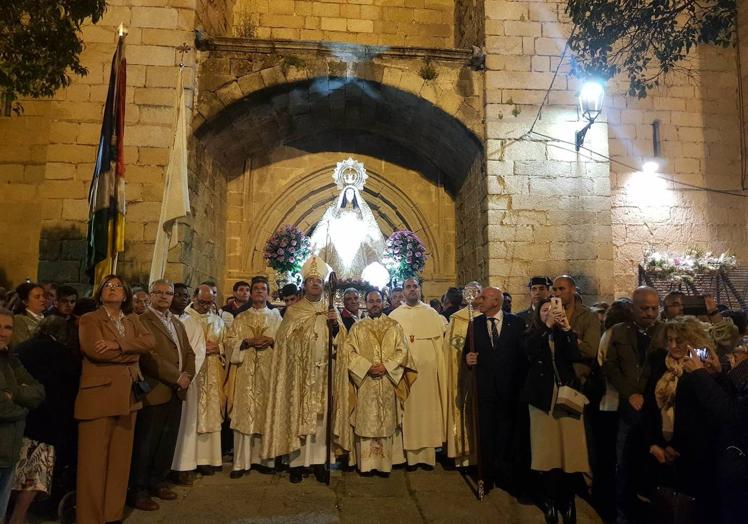 Imagen principal - Llegada de la Virgen de la Luz a la localidad.