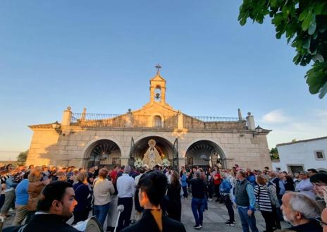 Imagen secundaria 1 - Llegada de la Virgen a su ermita el sábado.
