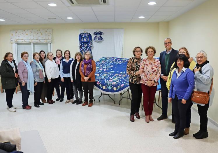 Imagen principal - Bordadoras del nuevo manto. Debajo, manto.