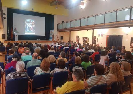 Imagen secundaria 1 - 'La Luz del Divino' viste la plaza de la Constitución