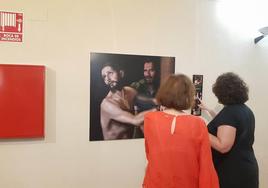 Dos señoras viendo una de las obras durante la presentación del proyecto.