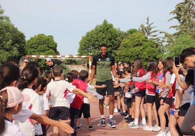 Los alumnos del colegio Ntra. Sra. de los Dolores disfrutaron de una mañana de baloncesto