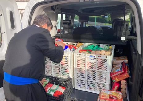 Imagen secundaria 1 - Entrega de los alimentos recaudados. 