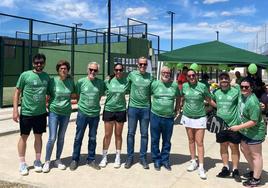 El alcalde Carlos Caro, junto a directivos de la AD Pádel Arroyo y AECC local.