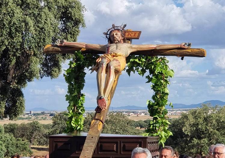 Imagen principal - Arroyo de la Luz volvió a acompañar al Cristo de la Expiración en su procesión