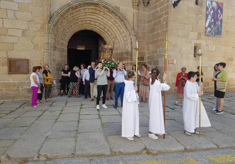 Imagen principal - San Gregorio, patrón de los arroyanos, procesiona por las calles de la localidad