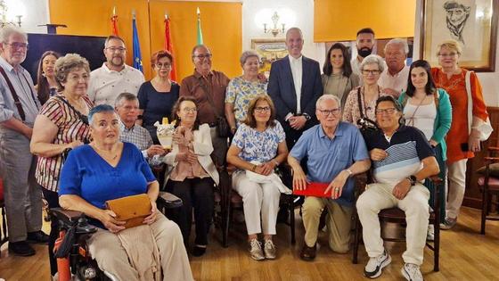 El Hogar Extremeño en Madrid recibe a Carlos Caro, alcalde de Arroyo de la Luz