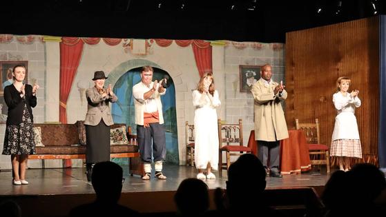 Nueva Compañía ha llenado un año más de risas el Cine-Teatro municipal